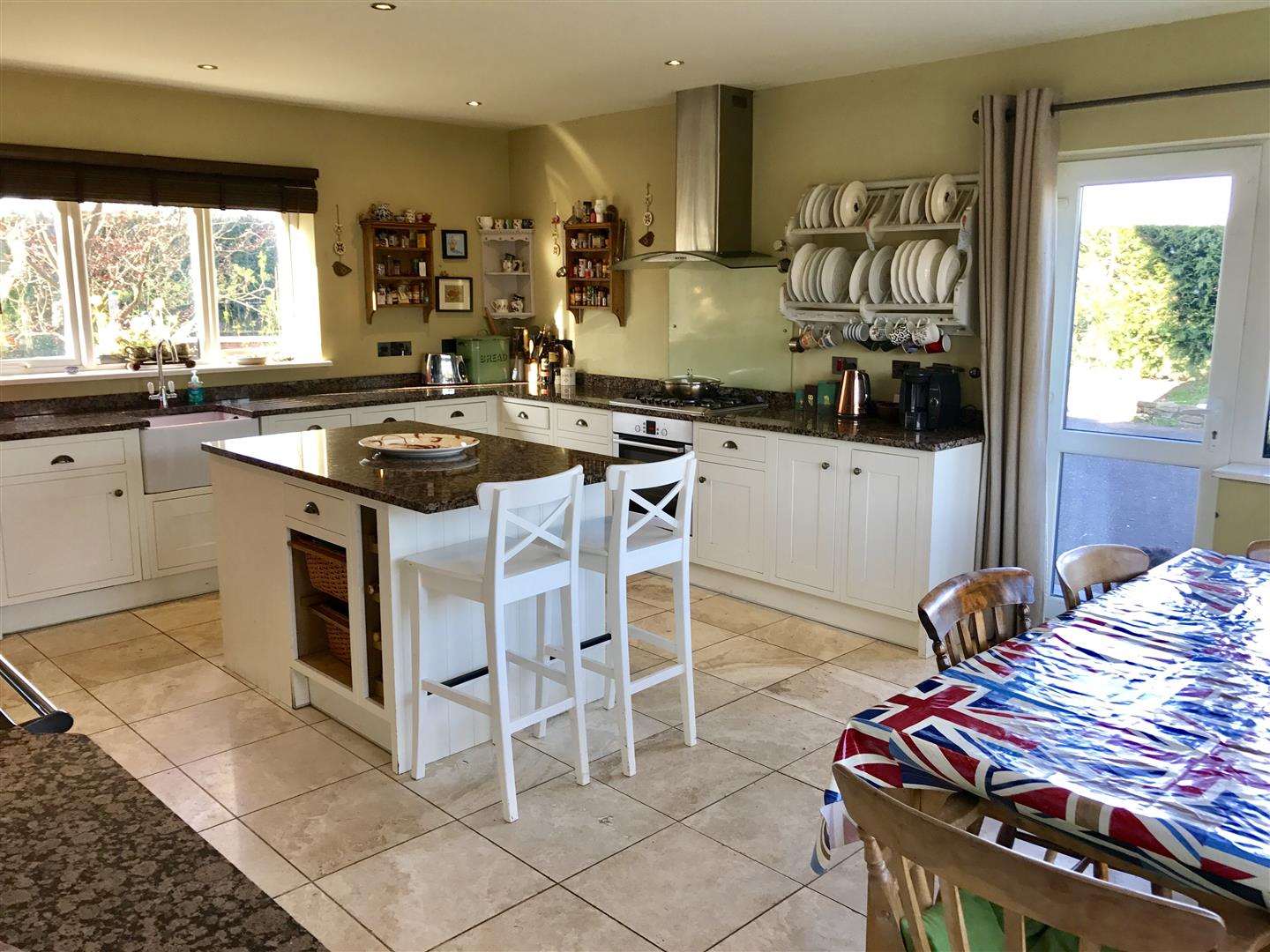 KITCHEN/LIVING ROOM